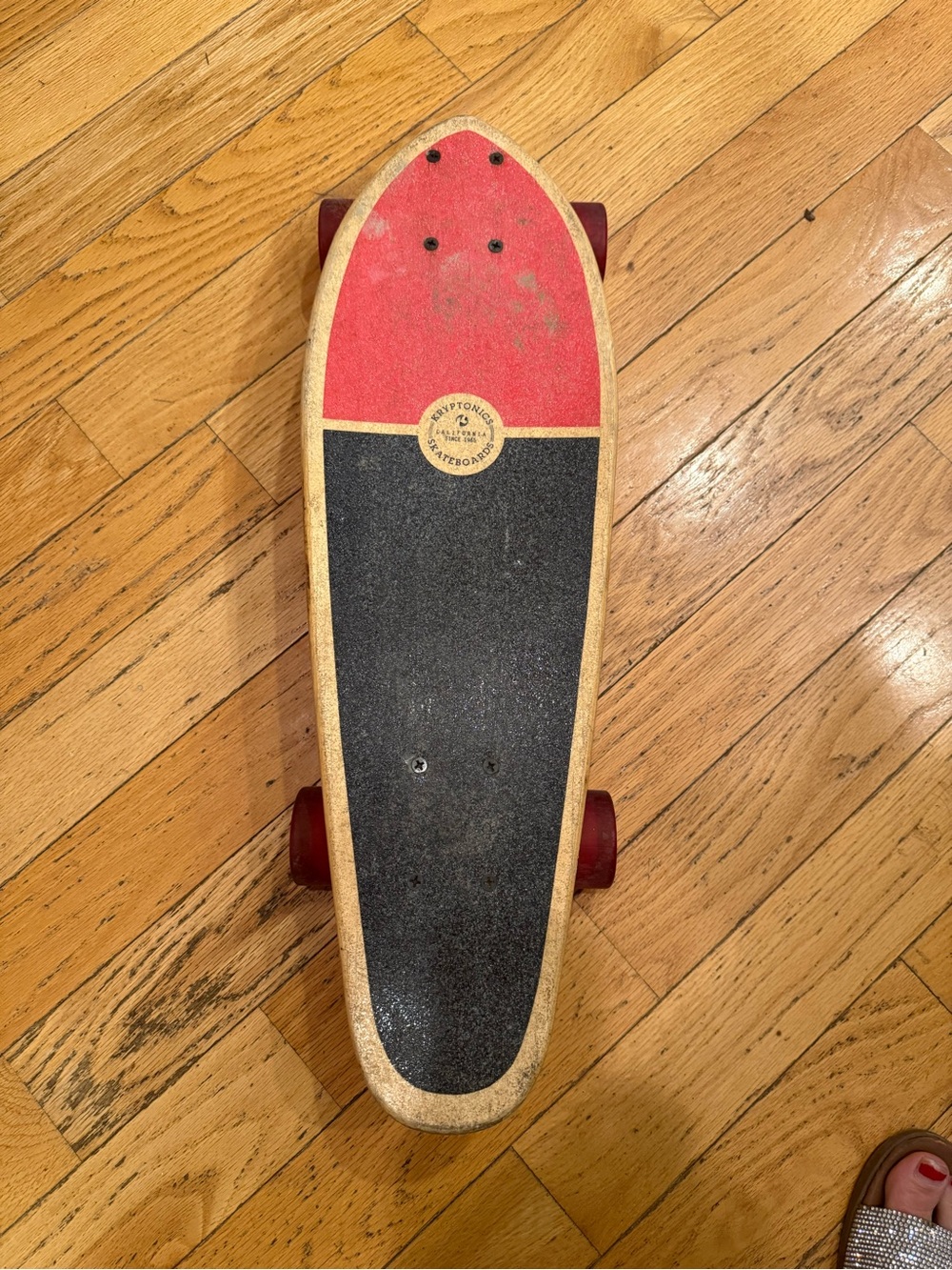 Kryptonics 19” Stubby Cruiser skateboard red & black